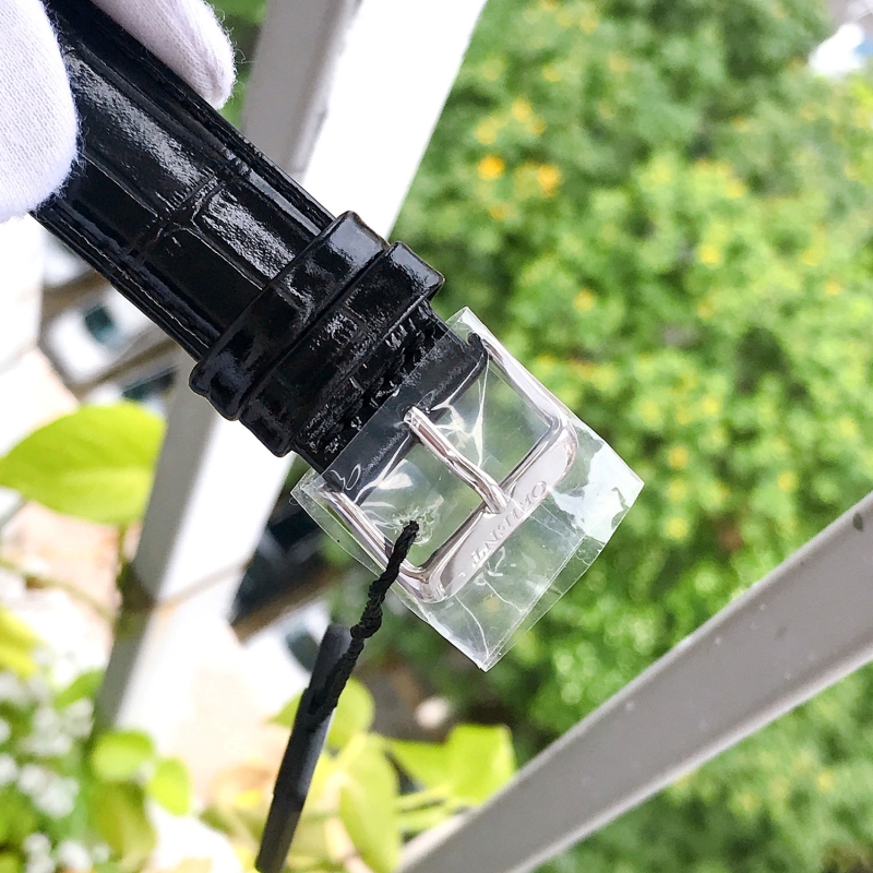 Khóa cài truyền thống rất chắc chắn