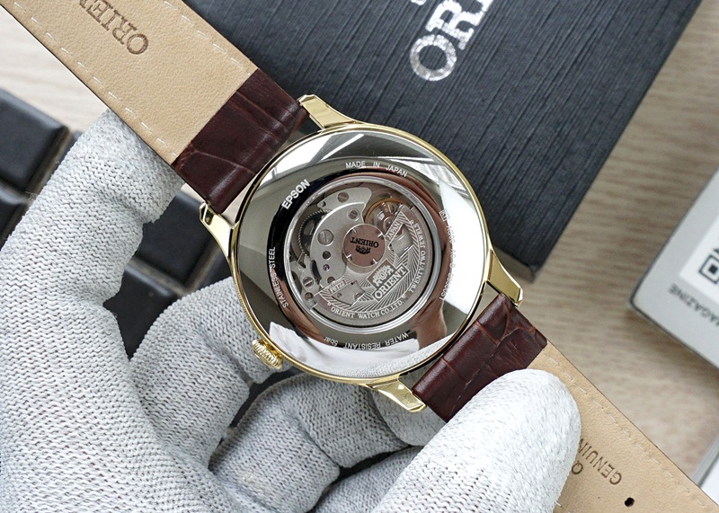 Các thông số máy của Orient Caballero FAG00002W0 được thể hiện phía mặt sau của sản phẩm