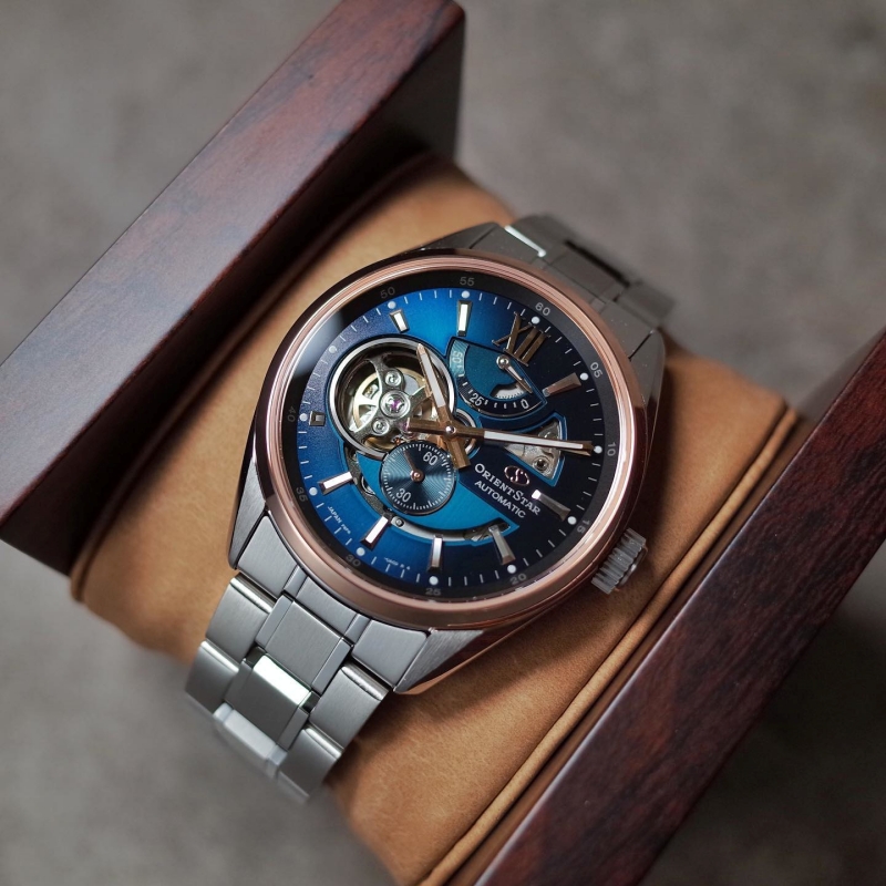 Orient Star RE-AV0120L00B có thiết kế ngoại quan khiến nhiều người liên tưởng tới nụ cười của một chú hề