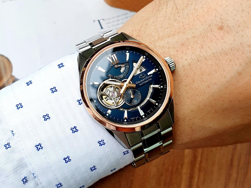 Đồng hồ có kích thước vừa phải, rất lịch lãm khi lên tay