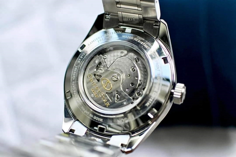Mặt sau Orient Star RE-AV0120L00B thể hiện các chi tiết máy
