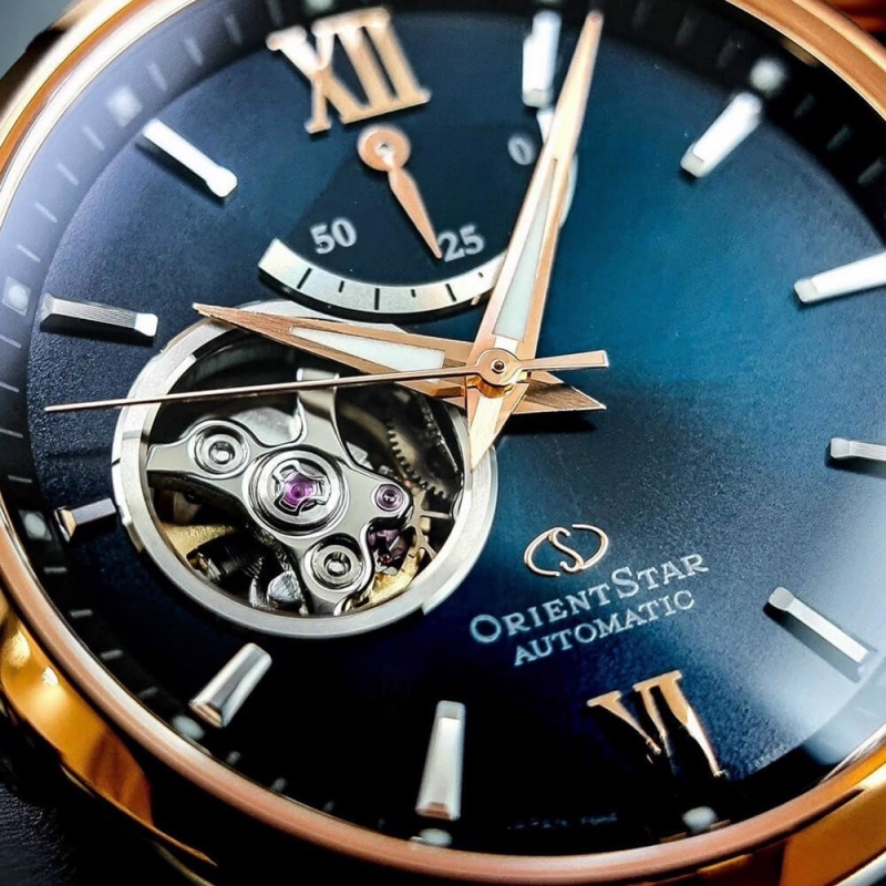 RE-AV0120L00B sử dụng kính sapphire trong suốt, có độ bền cao
