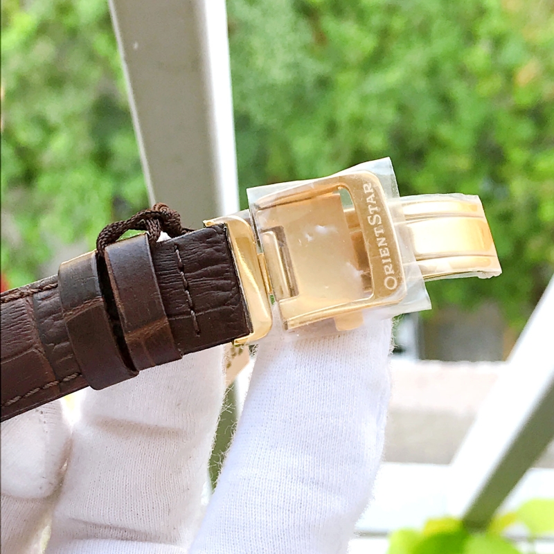Dây và khóa đồng hồ được gia công tỉ mỉ