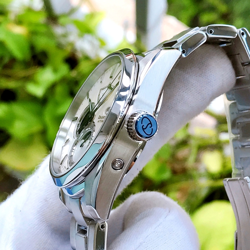 Cạnh bên của đồng hồ ngoài núm chỉnh giờ còn có núm chìm chỉnh lịch moonphase
