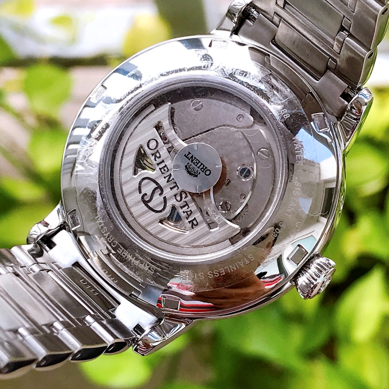 ORIENT STAR MOONPHASE RK-AY0103L có thiết kế lộ đáy nên có thể dễ dàng quan sát hoạt động của bộ máy từ phía sau