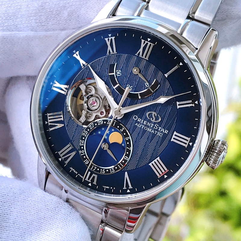 Lịch tuần trăng cũng là một trong những điểm nhấn ấn tượng trên chiếc đồng hồ