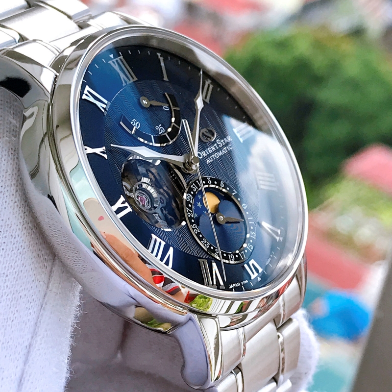 Đồng hồ được trang bị kính sapphire trong suốt
