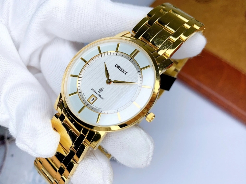 Mặt số tối giản cùng kính sapphire nguyên khối