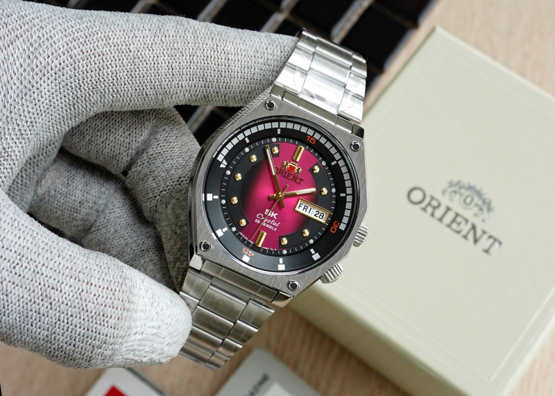 Orient SK 2019 RN-AA0B02R được sản xuất và lắp ráp hoàn toàn thủ công tại nhà máy của Orient tại Nhật Bản