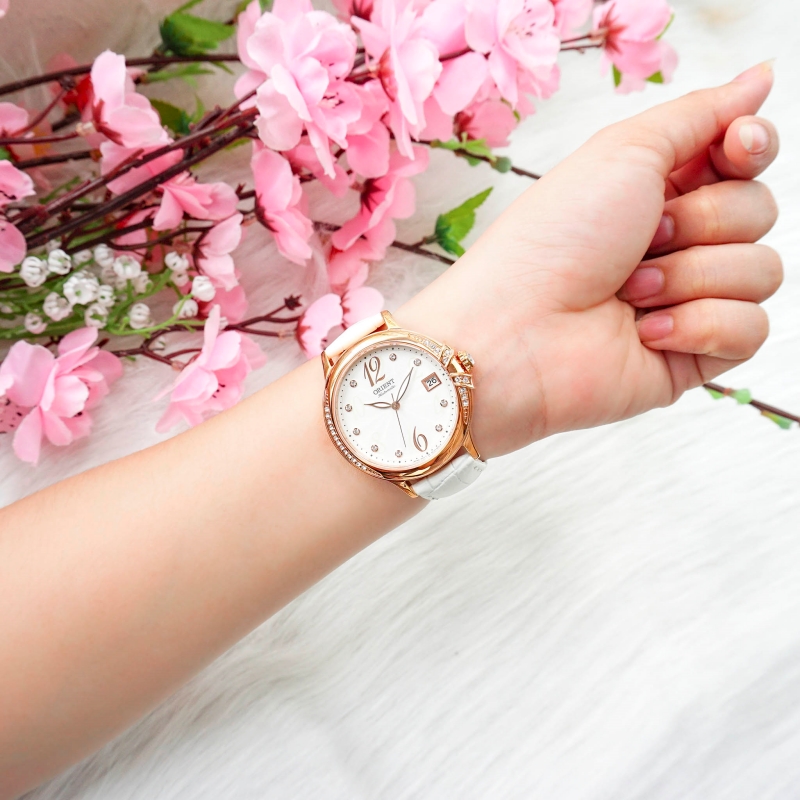ORIENT FAC07002W0 nổi bật trên cổ tay của nữ giới