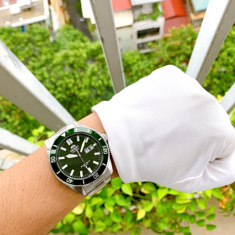 Orient RA-AA0914E19B có đường kính mặt số lớn và nổi bật trên cổ tay người đeo