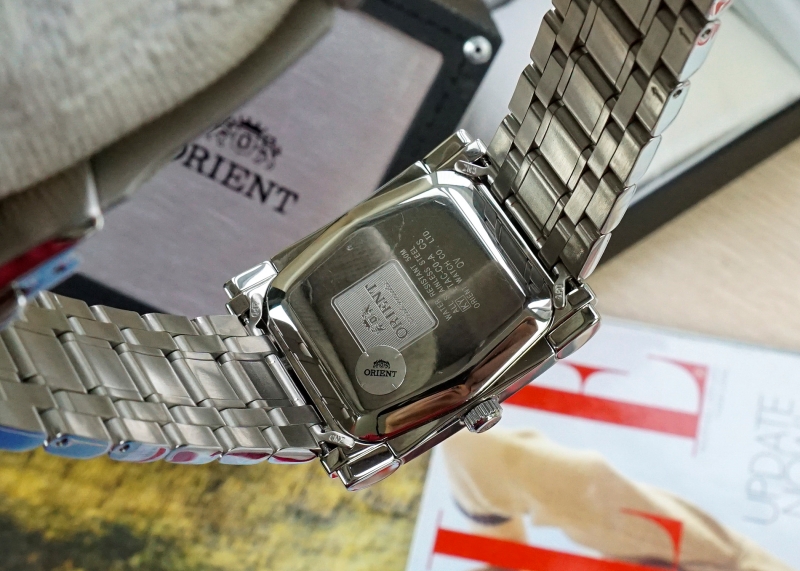 Orient FETAC002D0 được trang bị bộ máy cơ Automatic Calibre F6T22