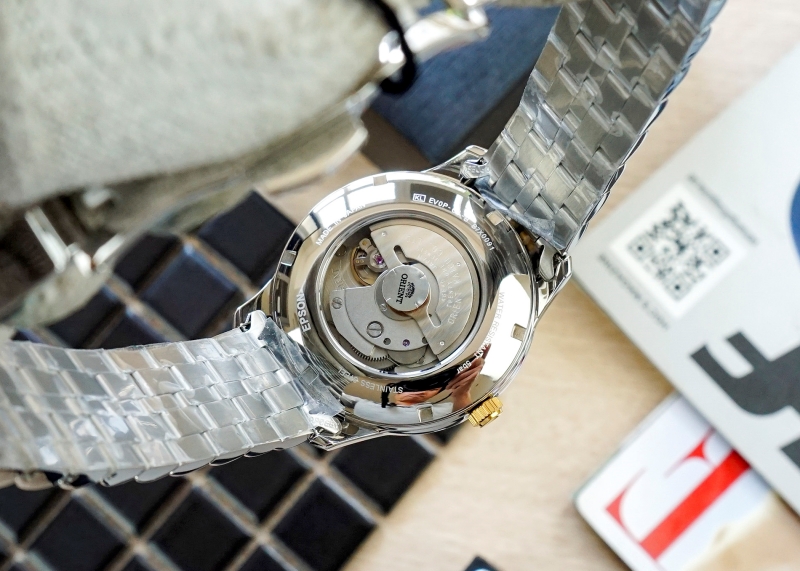 ORIENT SEV0P001WH được trang bị bộ máy automatic in-house do chính Orient sản xuất