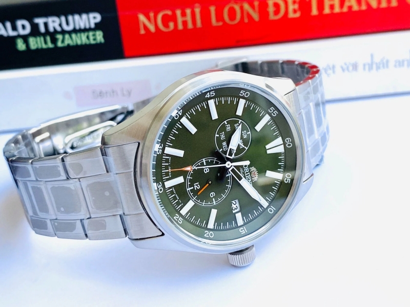 Mặt số của đồng hồ được phủ màu xanh rêu độc đáo