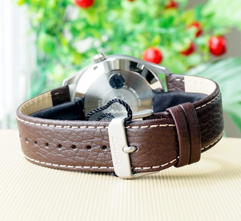 Mặt sau đồng hồ 